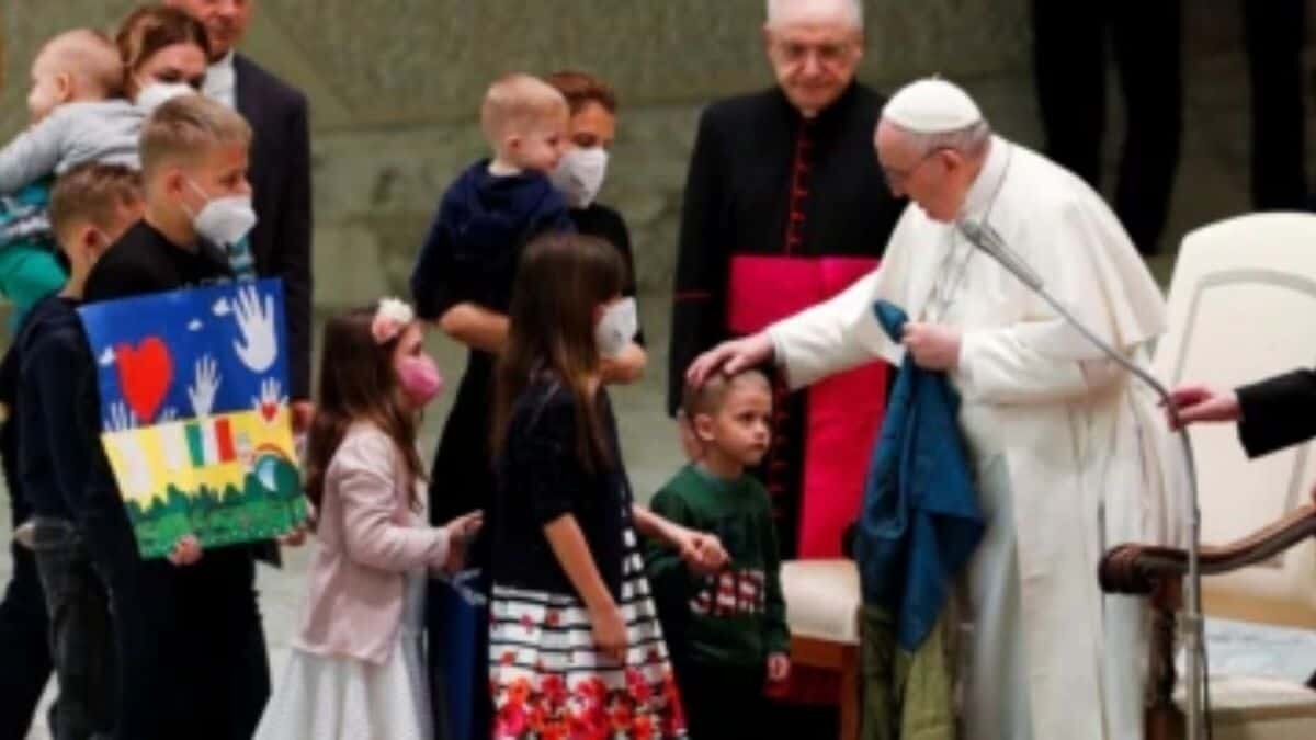 Besa Papa Francisco bandera de Ucrania (Video)