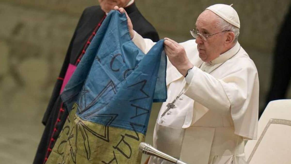 Besa Papa Francisco bandera de Ucrania (Video)