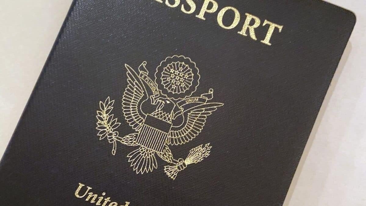EU permitirá marcar pasaporte con una "X" a personas trans y no binarias