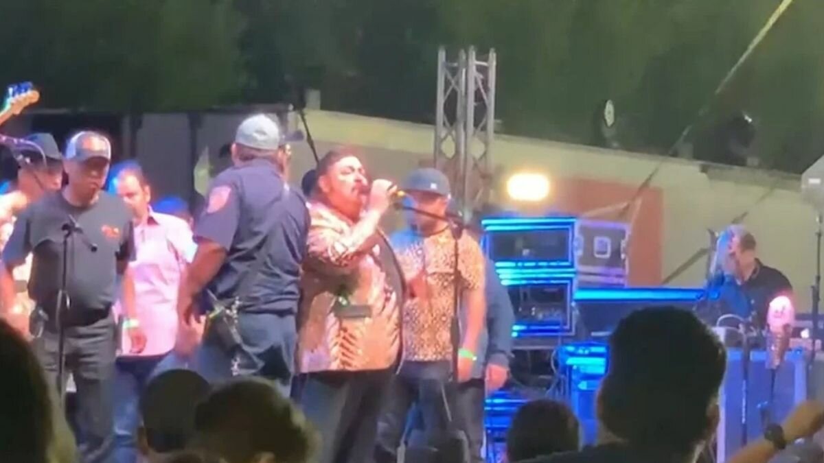 Sufre Ramón Ayala aparatosa caída en pleno escenario (Video)