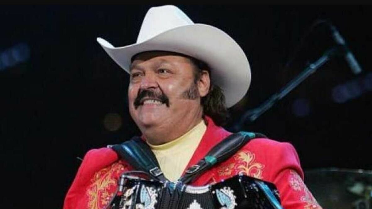 Sufre Ramón Ayala aparatosa caída en pleno escenario (Video)