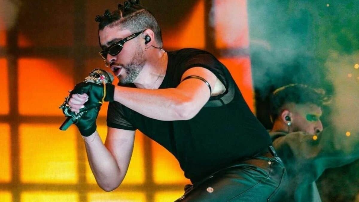 Cae Bad Bunny del escenario durante concierto (Video)