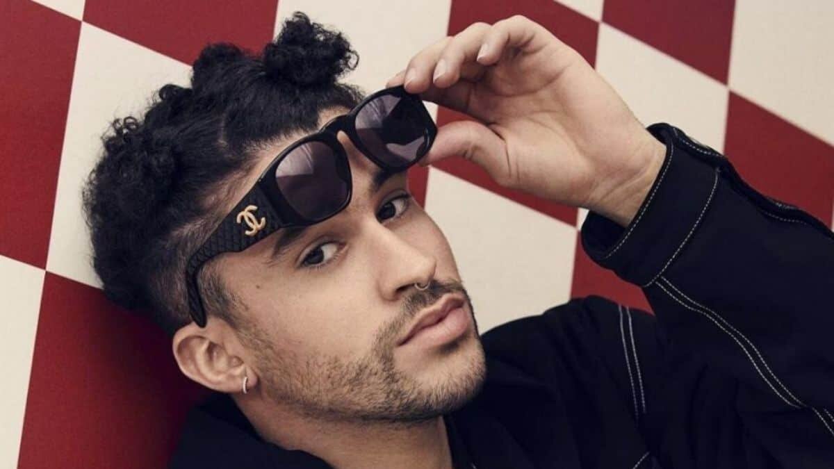 Cae Bad Bunny del escenario durante concierto (Video)