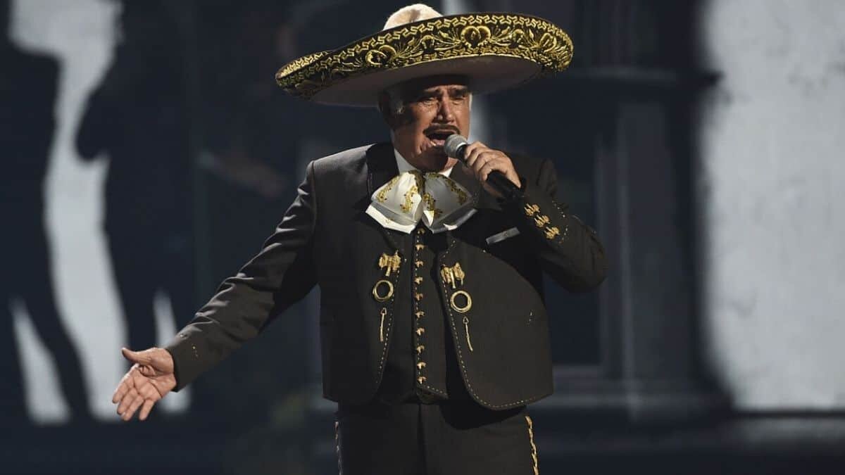 Critican a presentador de los Grammy por desconocer muerte de Vicente Fernández