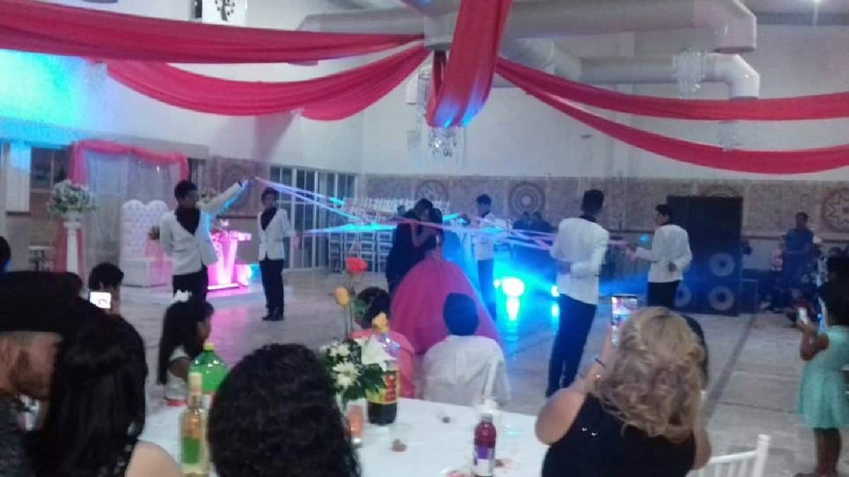 Enfurece padre por sugestivo baile a su hija durante sus XV años (Video)