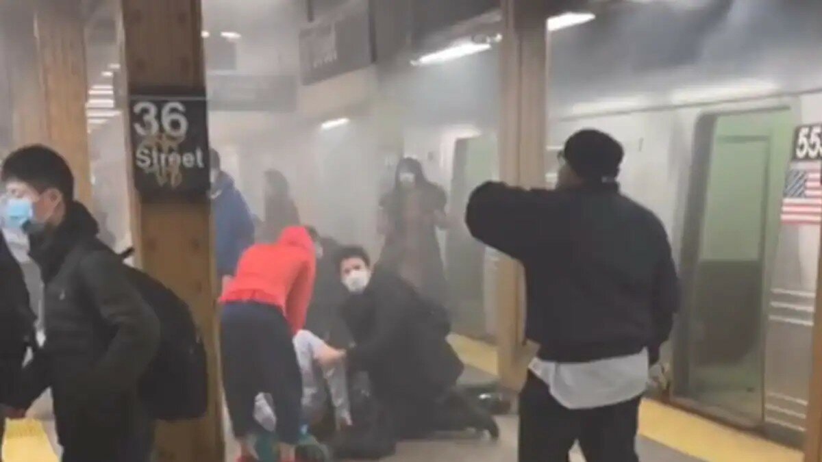 Reportan tiroteo y explosiones en Metro de Nueva York (Videos)