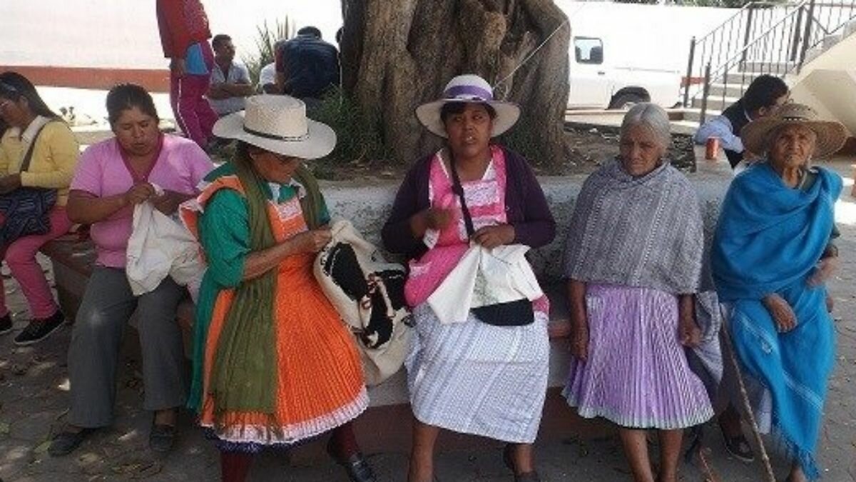 Perpetúan mazahuas su cultura a través de sus bordados