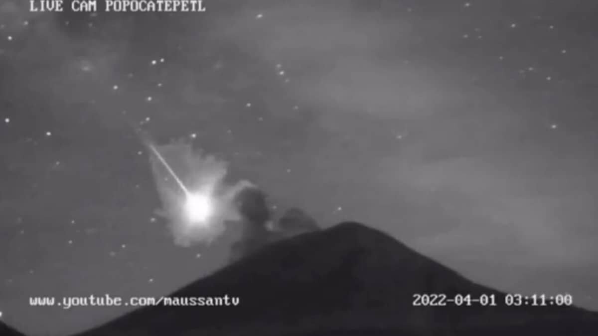 ¡Soprendente! Captan paso de meteorito cerca del Popocatépetl (Video)