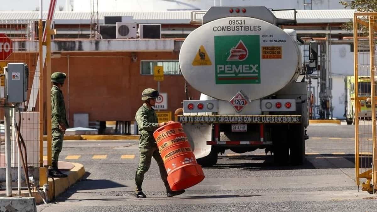 Estos funcionarios y gasolineras son investigados por huachicoleo