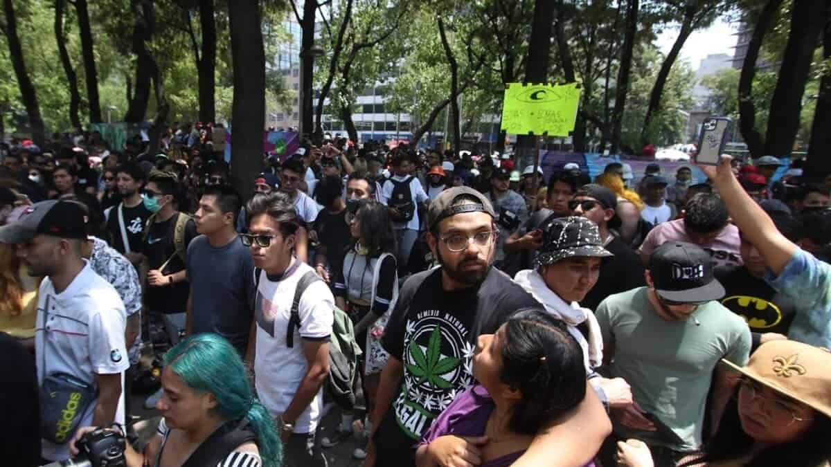 Cientos marcharon en la CDMX para exigir la legalización y regularización del cannabis.