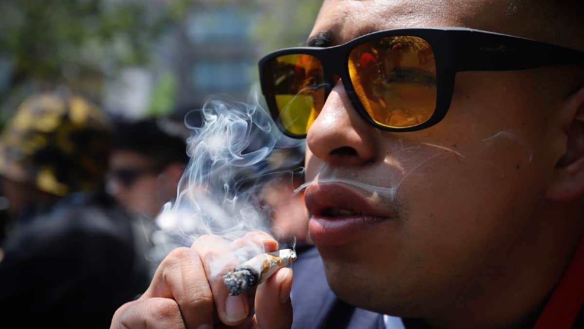 Cientos marcharon en la CDMX para exigir la legalización y regularización del cannabis.