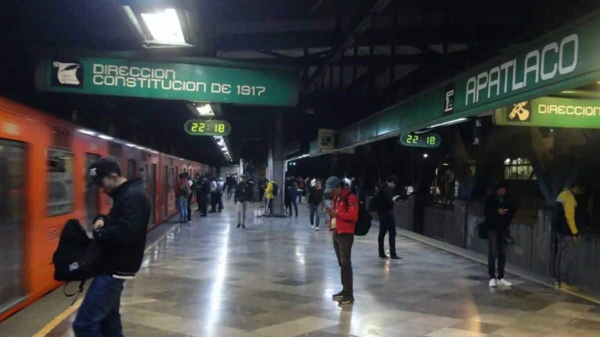 Devuelve hombre fajo de billetes que encontró en el Metro