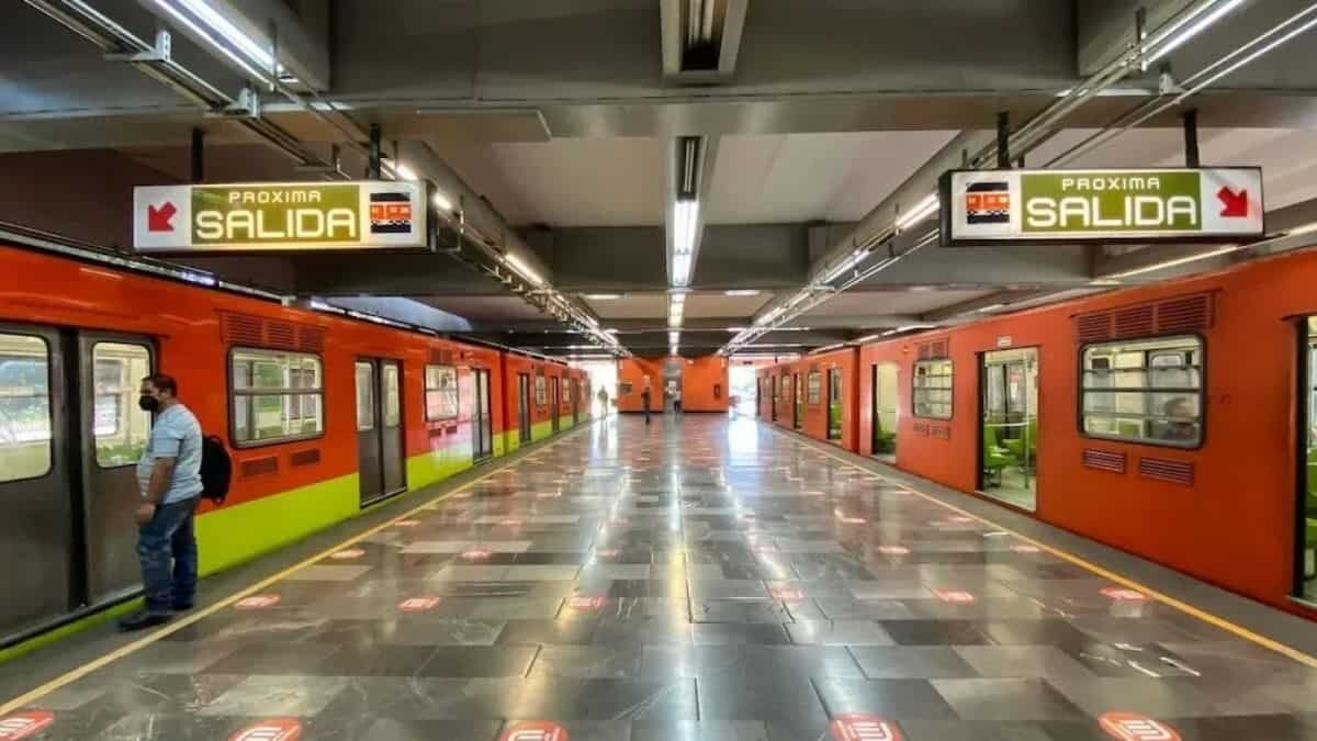 Devuelve hombre fajo de billetes que encontró en el Metro