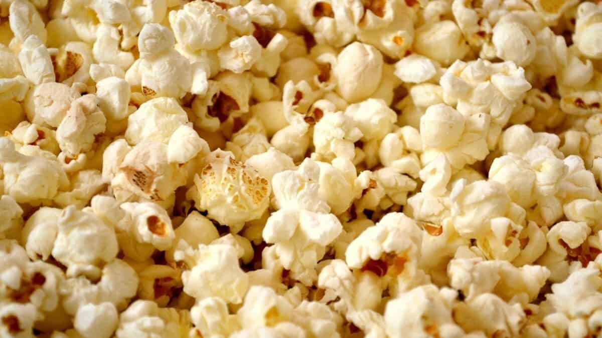 Advierten sobre peligros de comer palomitas de microondas