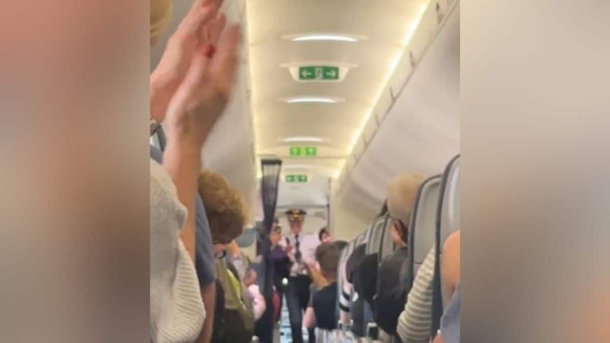 Festejan pasajeros en pleno vuelo ya no tener que usar cubrebocas