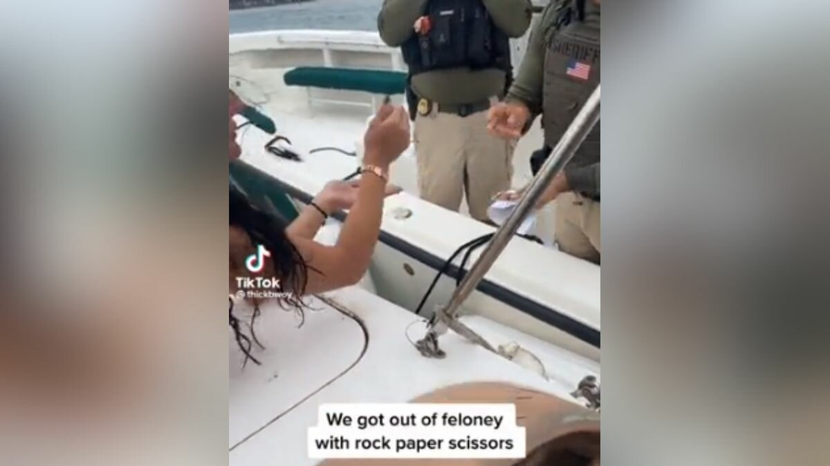 Evitan chicas arresto tras jugar con policías (Video)