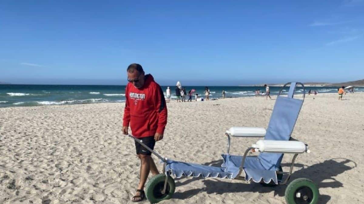 Crea mexicano silla anfibia para que personas con discapacidad puedan disfrutar la playa