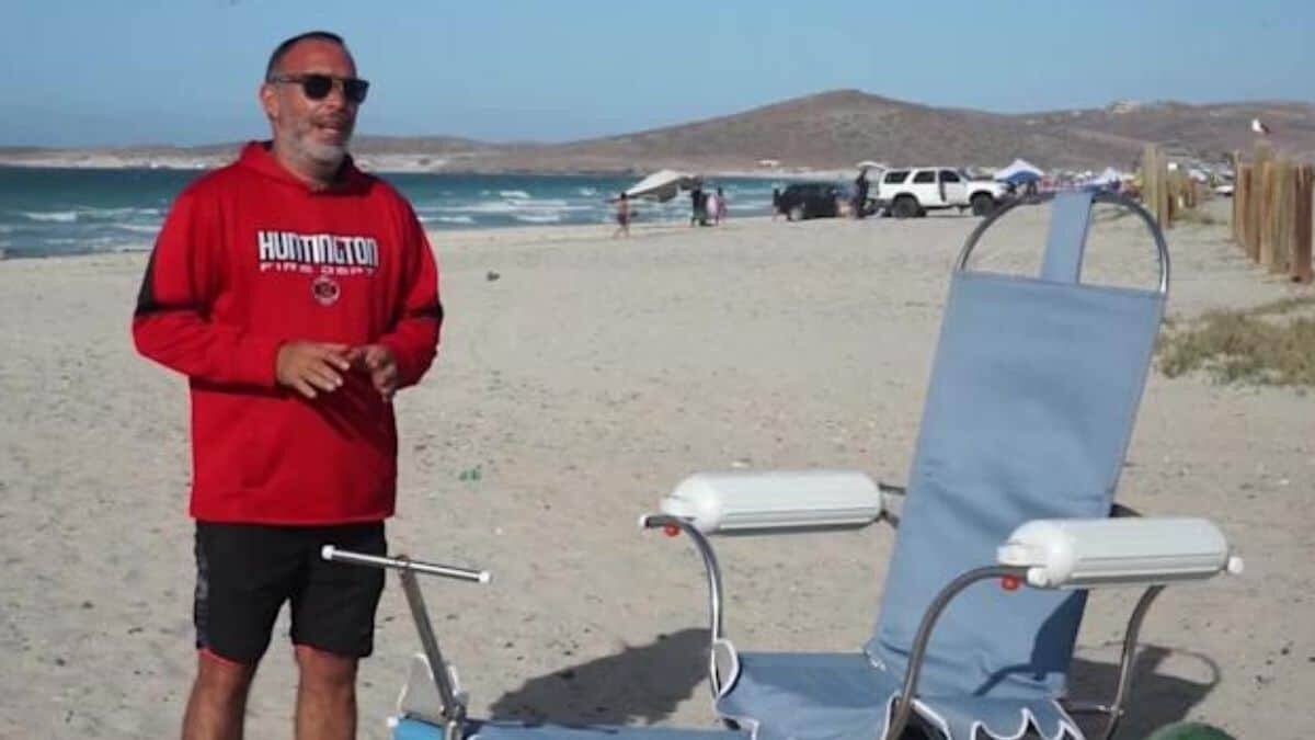 Crea mexicano silla anfibia para que personas con discapacidad puedan disfrutar la playa