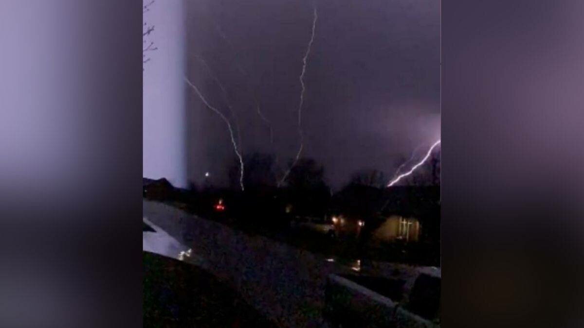 Captan extraños rayos invertidos durante tormenta (Video)