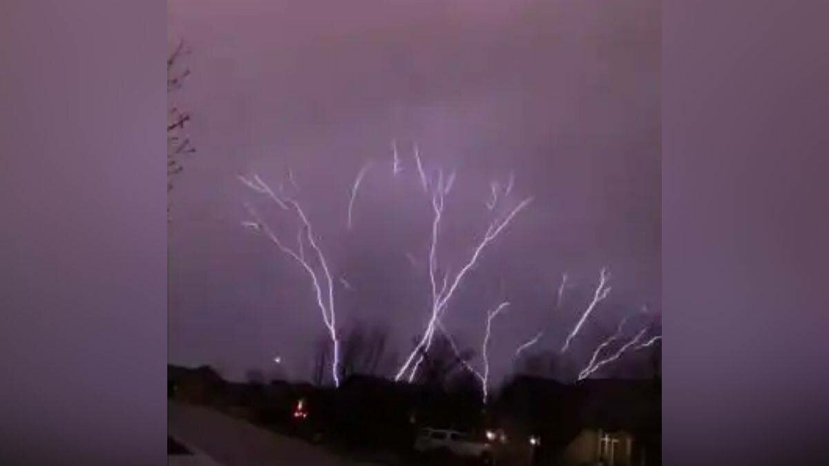 Captan extraños rayos invertidos durante tormenta (Video)
