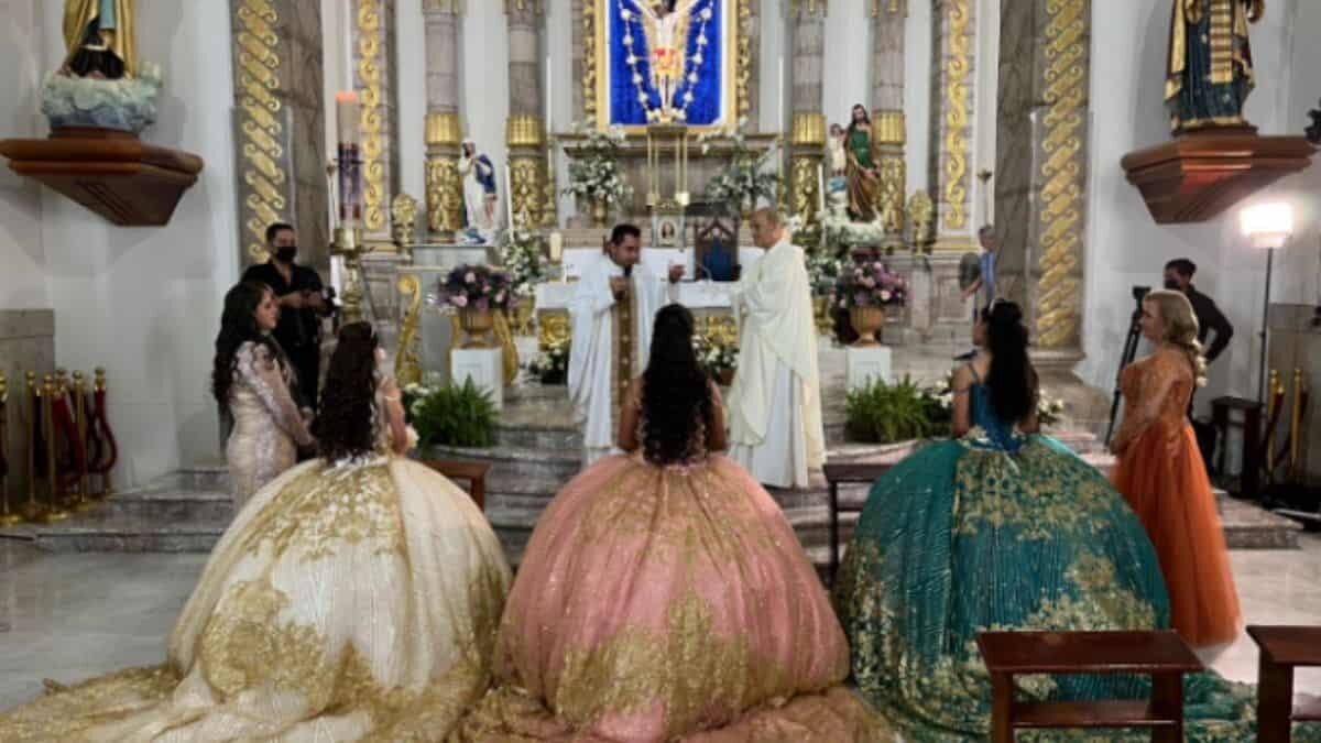 ¡Diversión al triple! Festejan trillizas XV años con fiestota