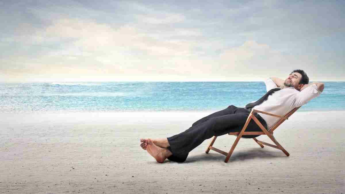 La Organización Internacional del Trabajo (OIT) recomienda en su convenio 132 que los trabajadores deben tener un mínimo de 18 días de vacaciones remuneradas.