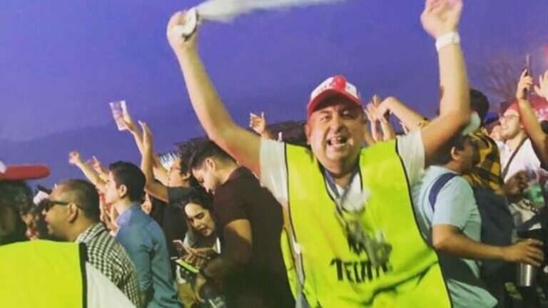 Vendedor de chelas disfruta concierto de Los Caligaris