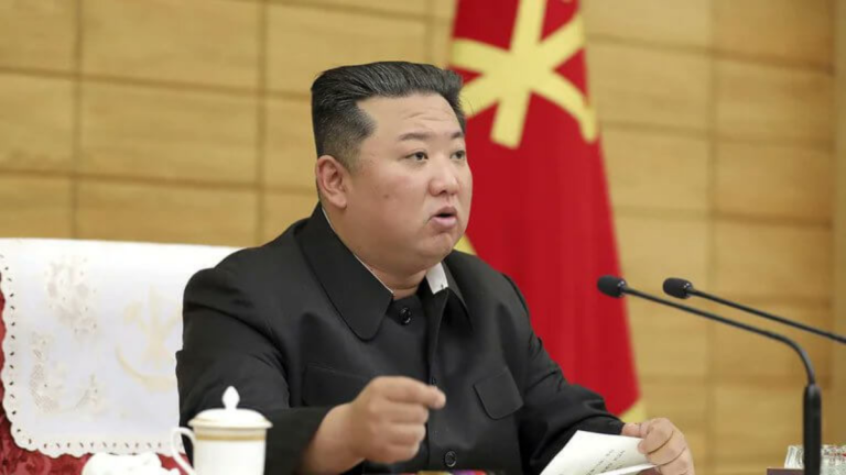 Kim Jong-un califica como un "gran desastre" a la pandemia en Norcorea