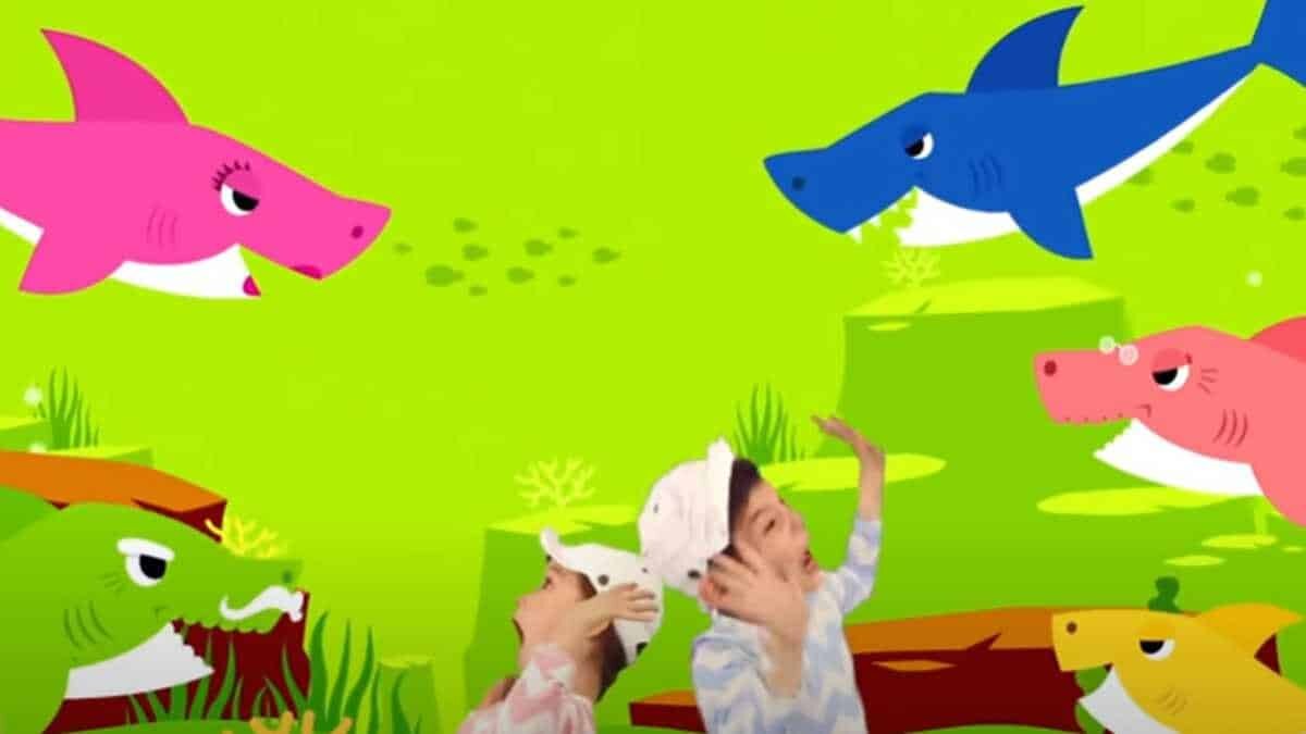 Calman pasajeros a bebé al cantar en coro 'Baby Shark' (Video)