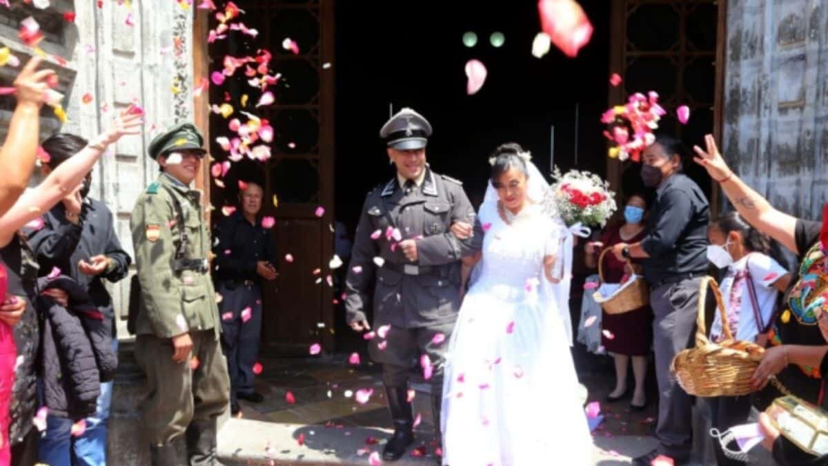 Realiza pareja boda estilo Hitler y estalla Internet (Fotos)