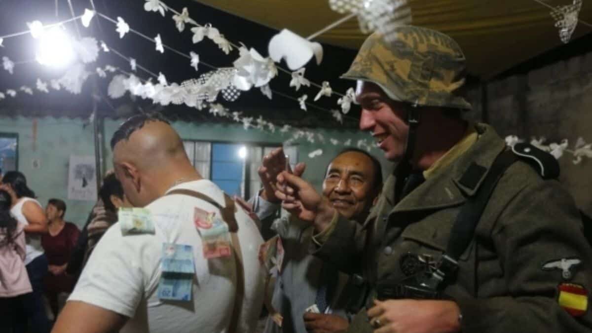 Realiza pareja boda estilo Hitler y estalla Internet (Fotos)
