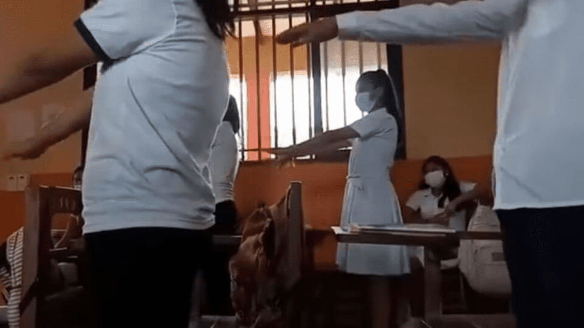 Castiga maestra a alumnos con sentadillas por no llevar tarea (Video)