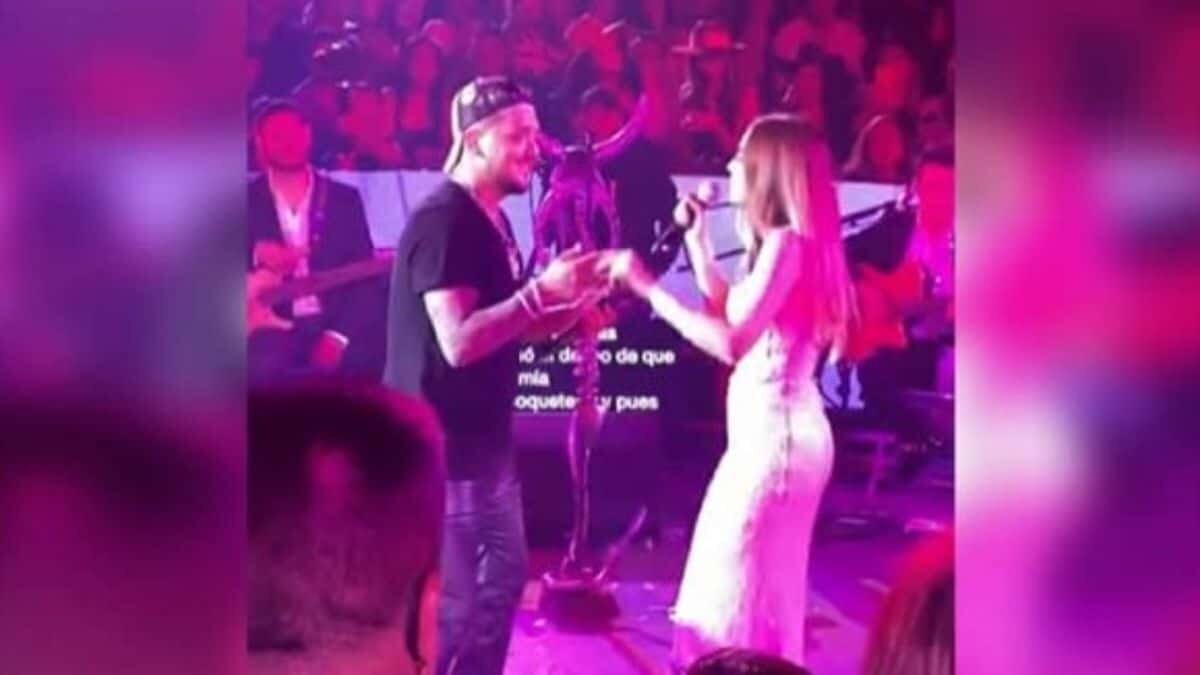 Besa Christian Nodal a Carolina Ross en pleno concierto (Video)