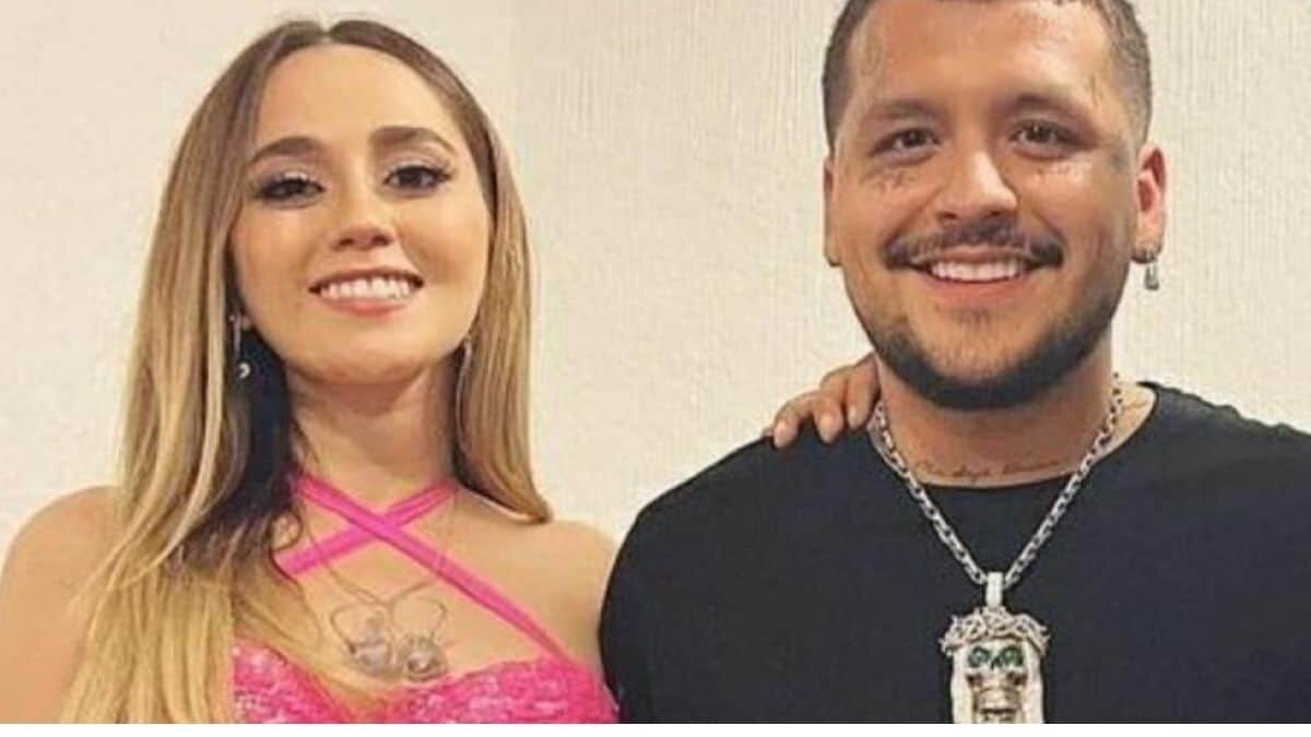 Besa Christian Nodal a Carolina Ross en pleno concierto (Video)