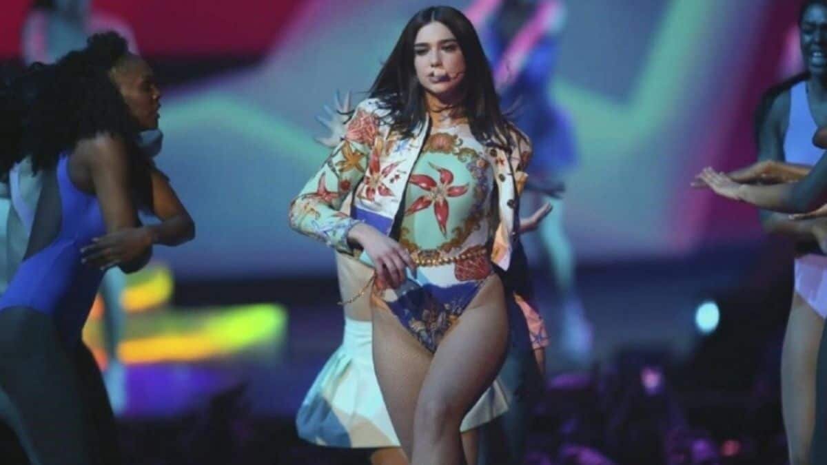 Tremenda caída exhibe playback de Dua Lipa en pleno concierto (Video)
