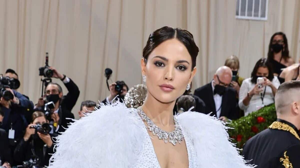 Deslumbra Eiza González en Met Gala 2022 (Video)
