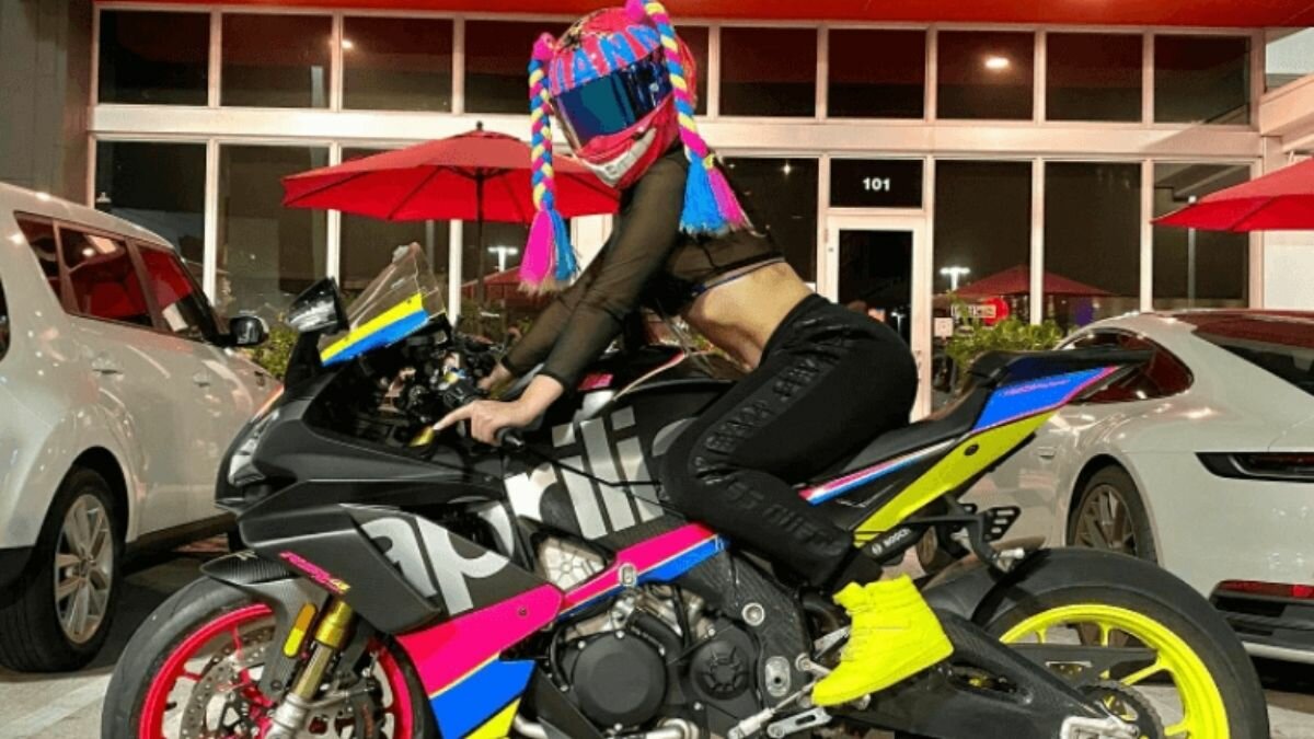 Ella es Marianny 1616, la motociclista extrema que enamora Internet
