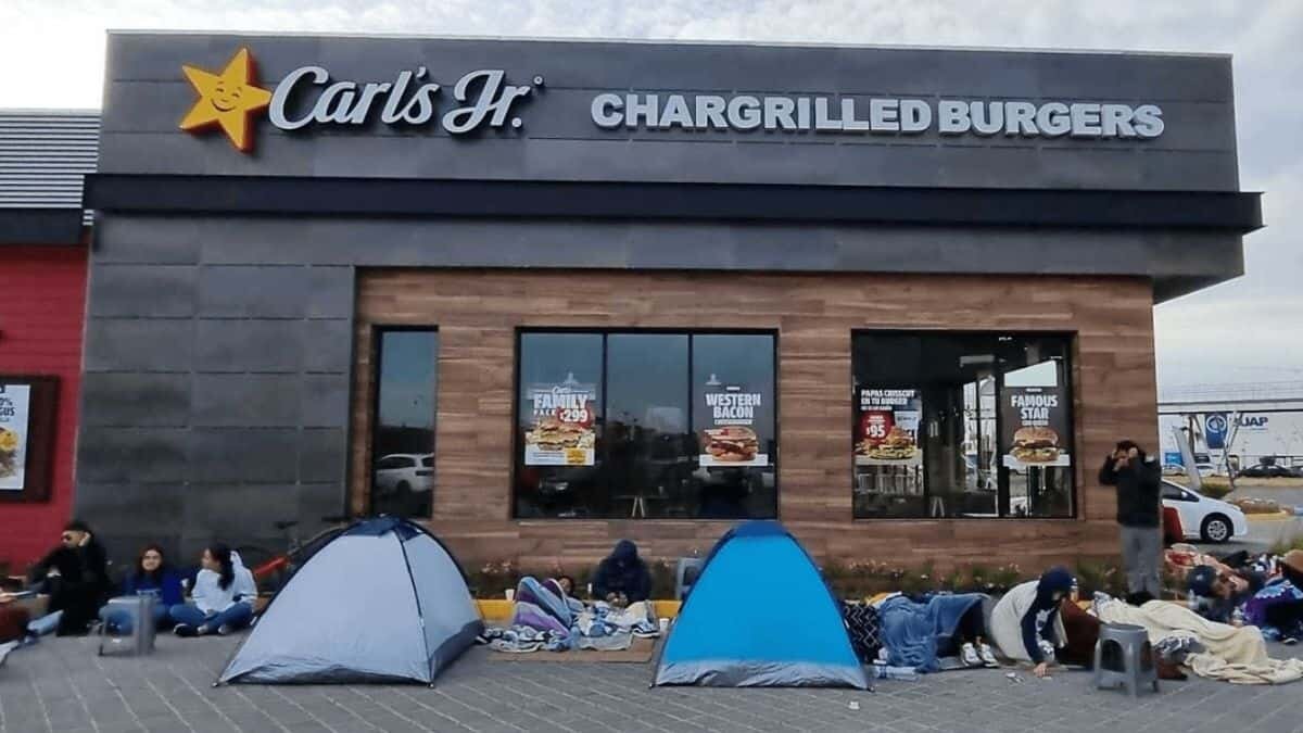 Jóvenes durmieron afuera de Carls Jr