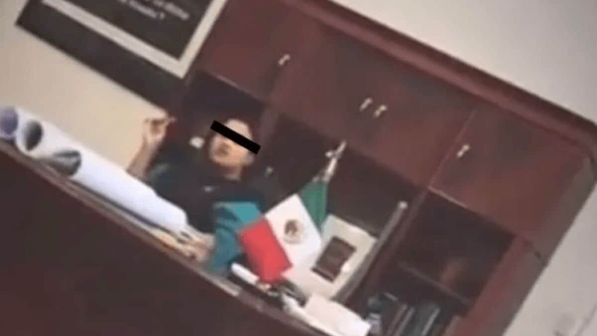 Captan a hijo menor del presidente fumando
