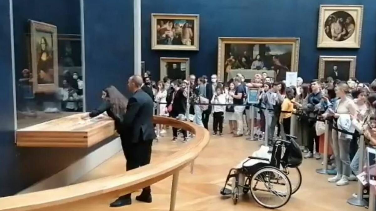 Burla hombre seguridad y ataca a la Mona Lisa (Video)
