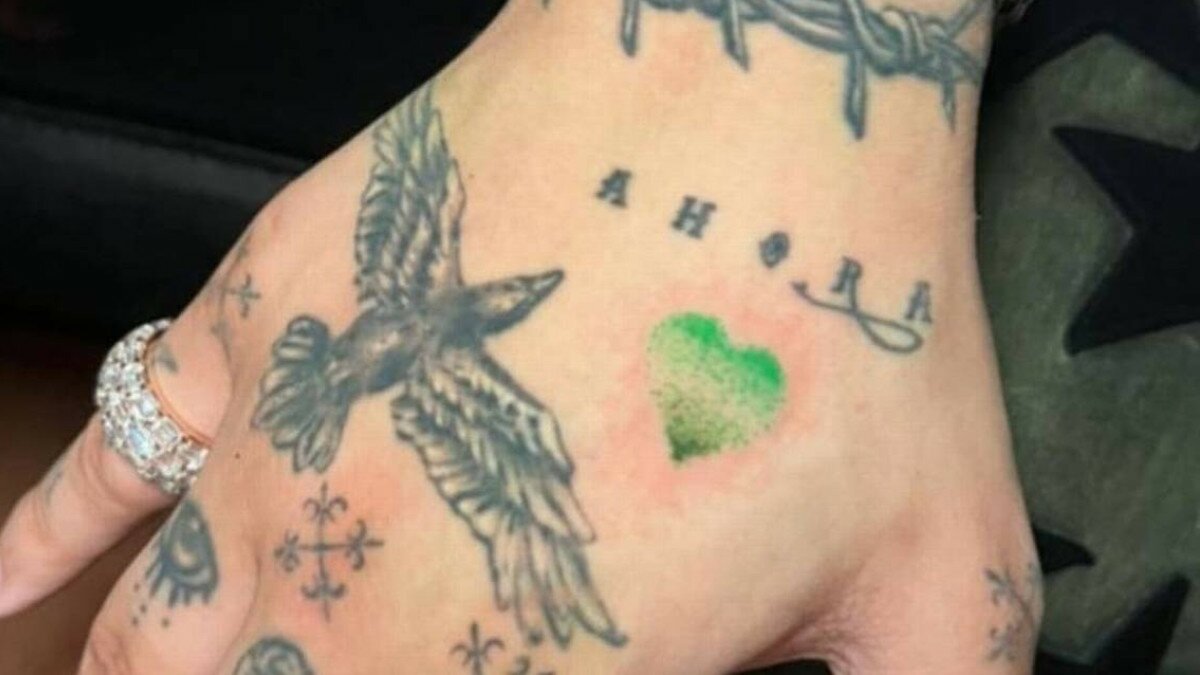 Cubre Christian Nodal su último tatuaje de Belinda (Video)