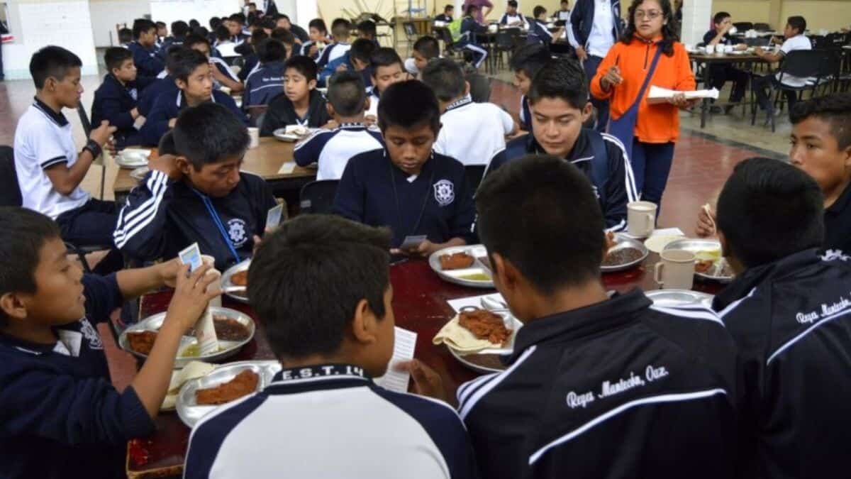 Toman alumnos clases a oscuras; prenden linternas de sus celulares