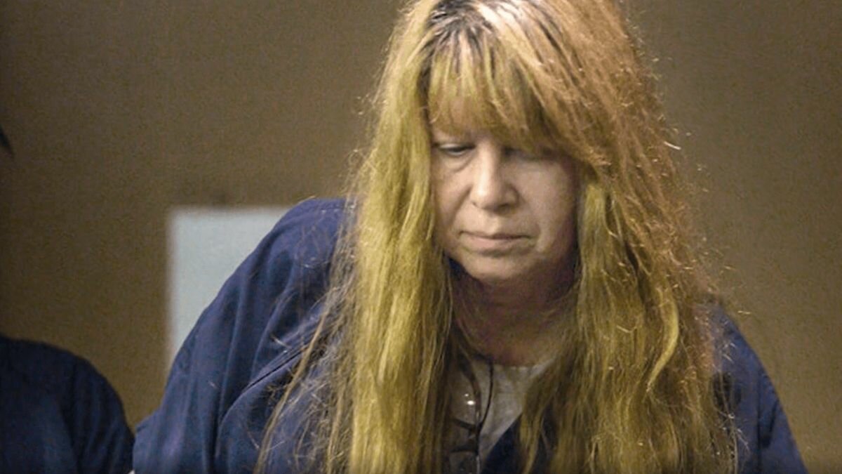 postergan juicio a payasa asesina; masacró a la esposa de su amante