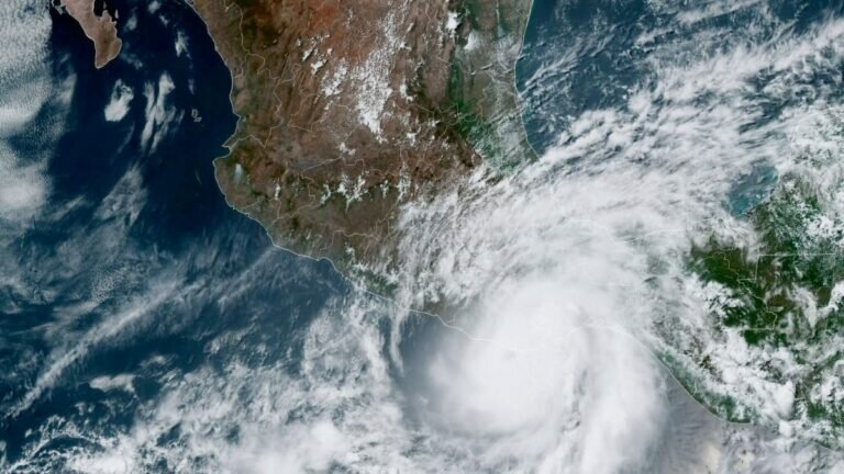 'Agatha' toca tierra como huracán categoría 2