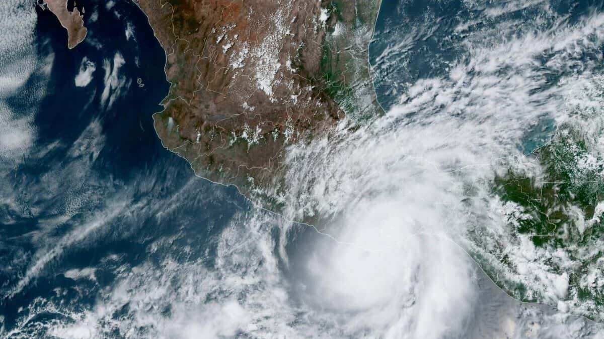 Toca ‘Agatha’ tierra como huracán categoría 2 (Video)