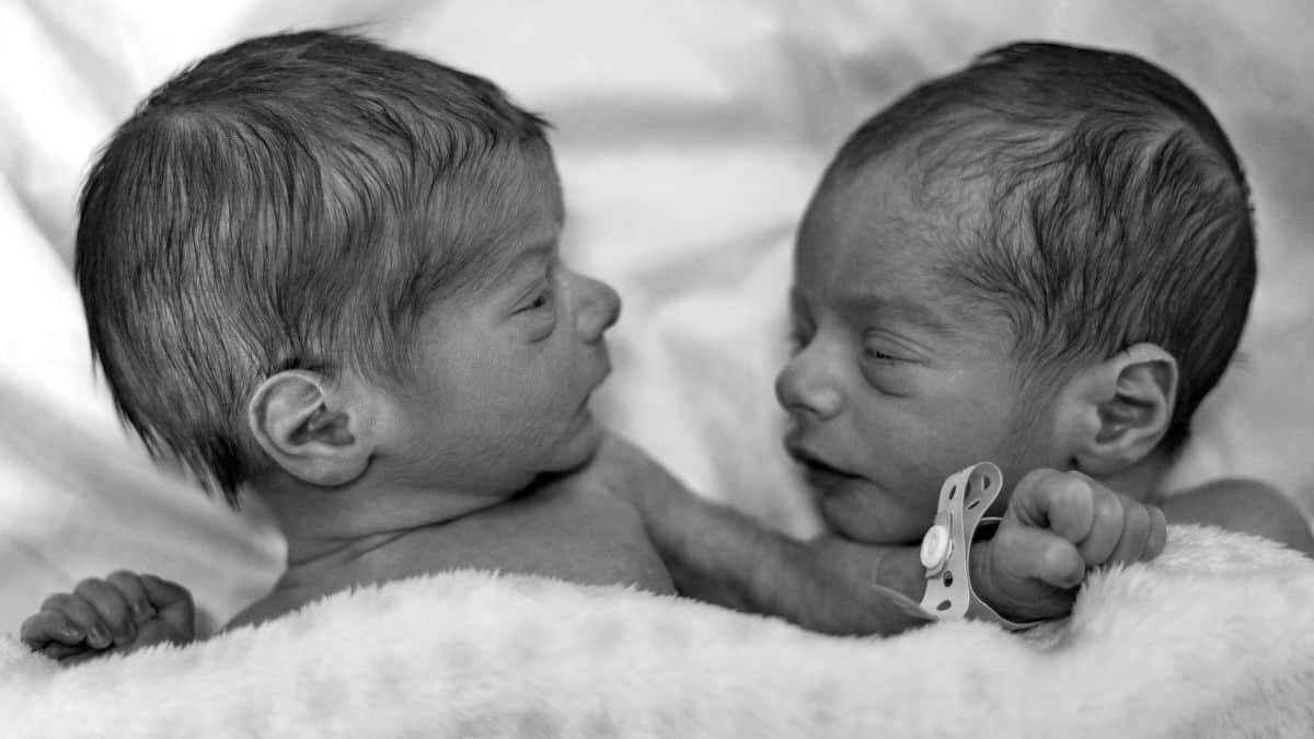 Alquila su vientre para concebir gemelos; padres nunca van por ellos