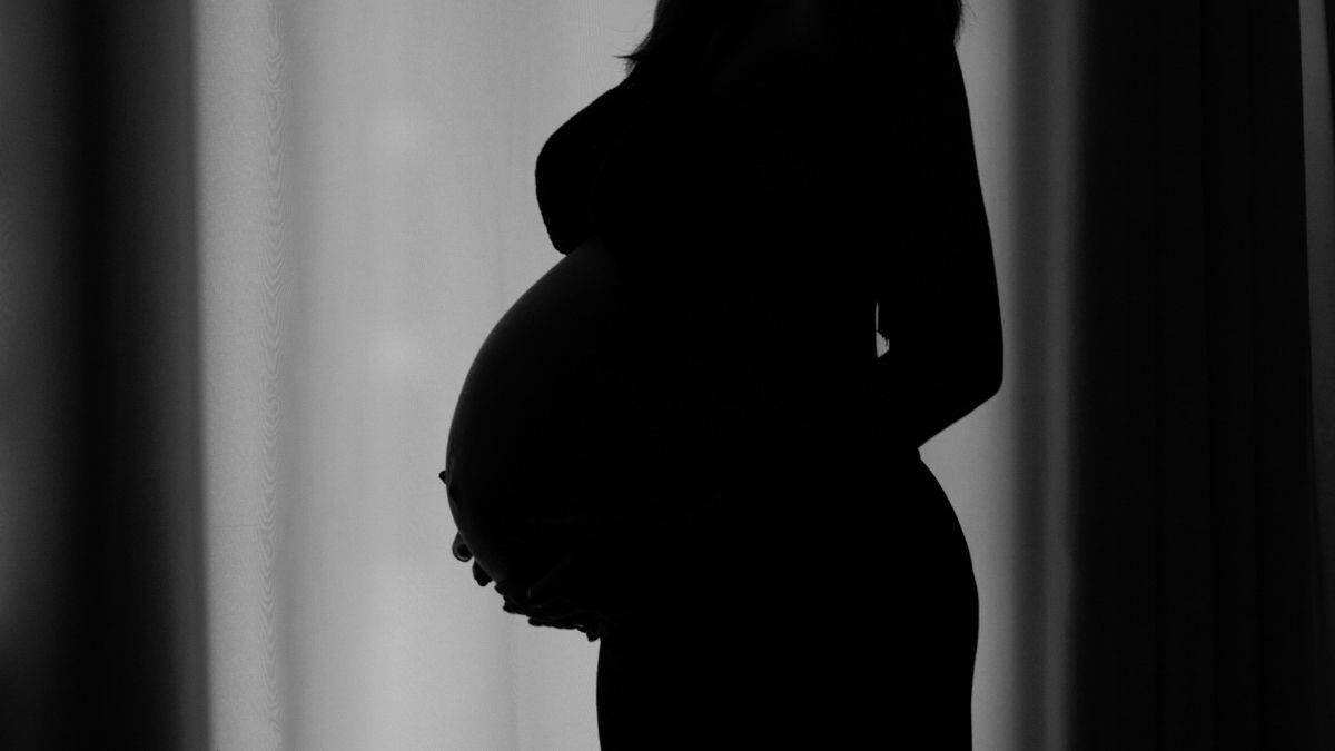 Alquila su vientre para concebir gemelos; padres nunca van por ellos