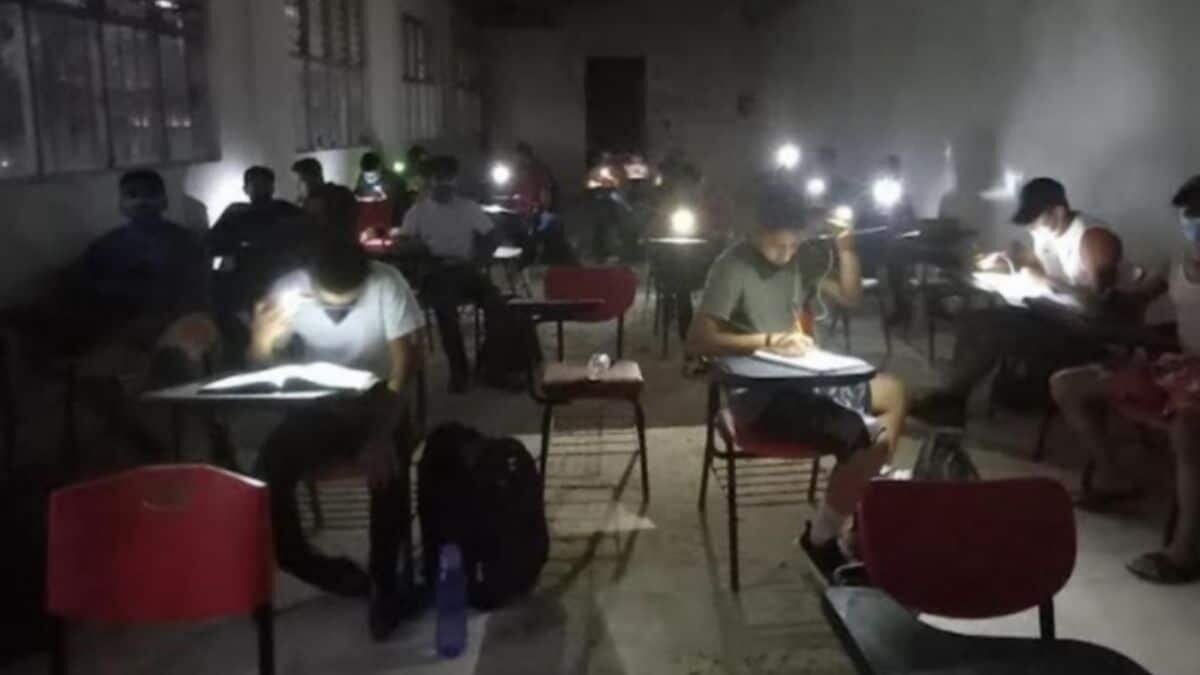 Toman alumnos clases a oscuras; prenden linternas de sus celulares