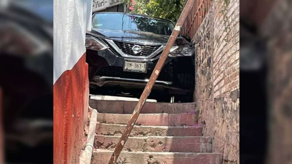 ¡Atrapada! Manda GPS a turistas por callejón en Taxco y se atora su auto