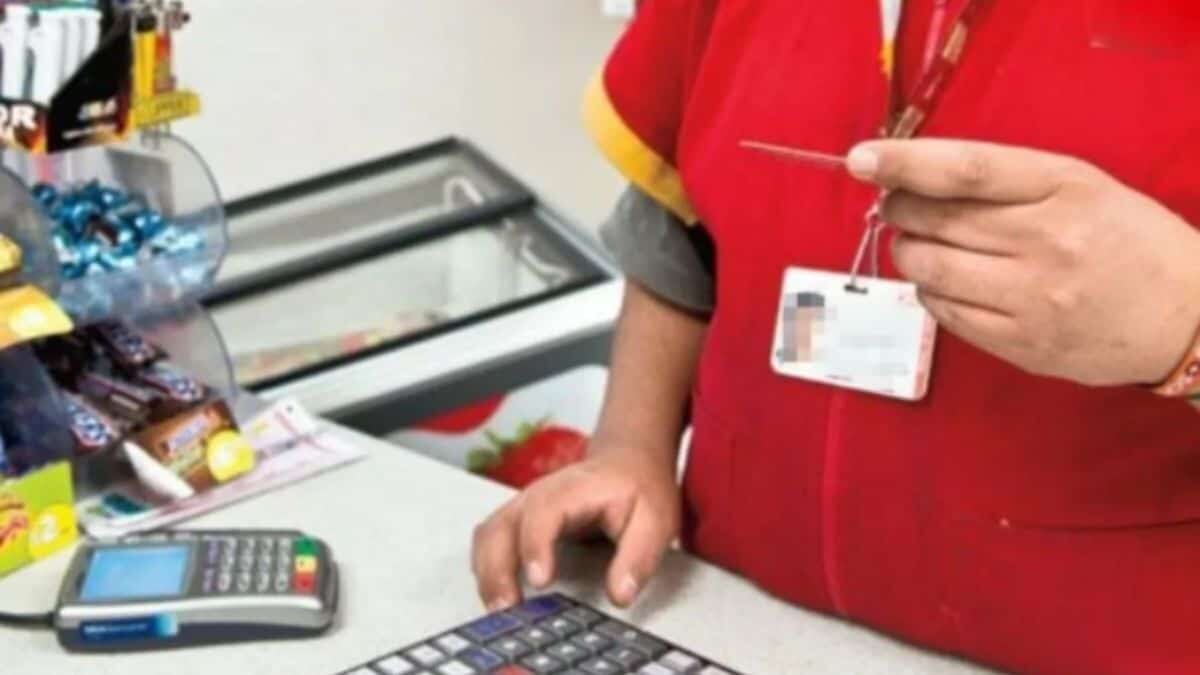 ¡Gandalla! Empleado del Oxxo paga por "error" su recibo en lugar del de cliente